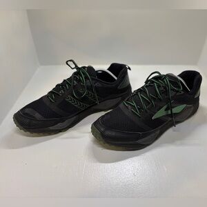 Brooks Cascadia 12 running shoe in black and green men’s size 12